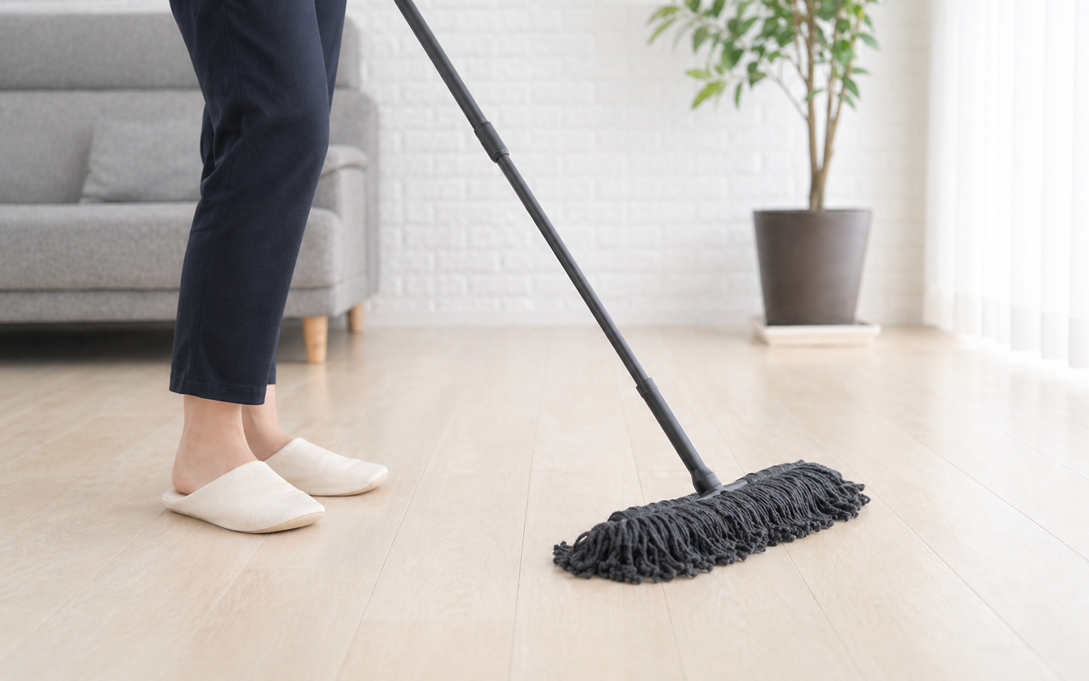 静かにモップをかける足元