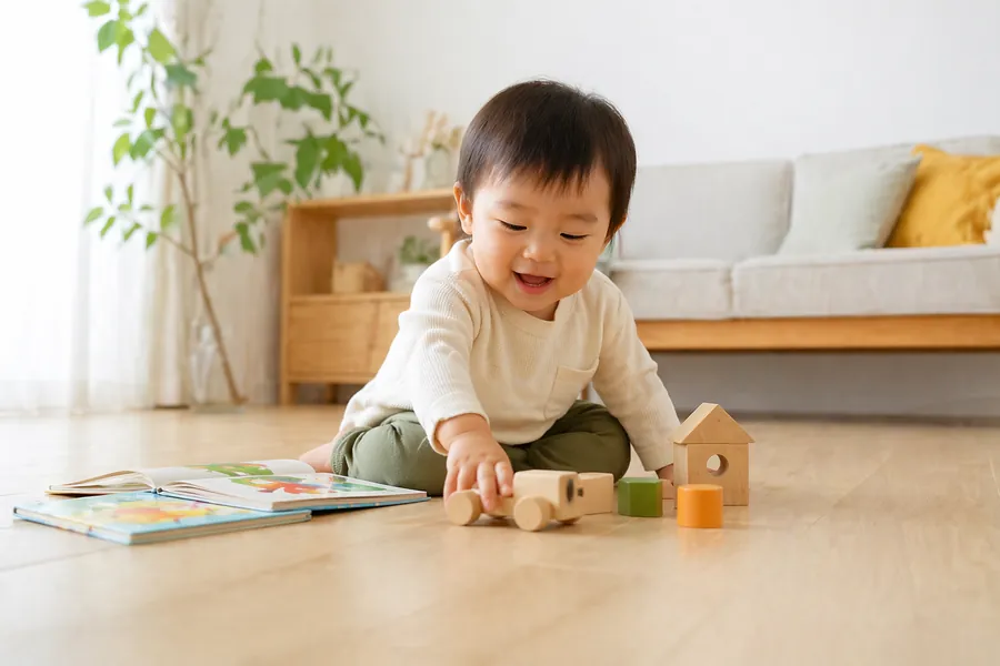床に近い目線で遊ぶ子ども