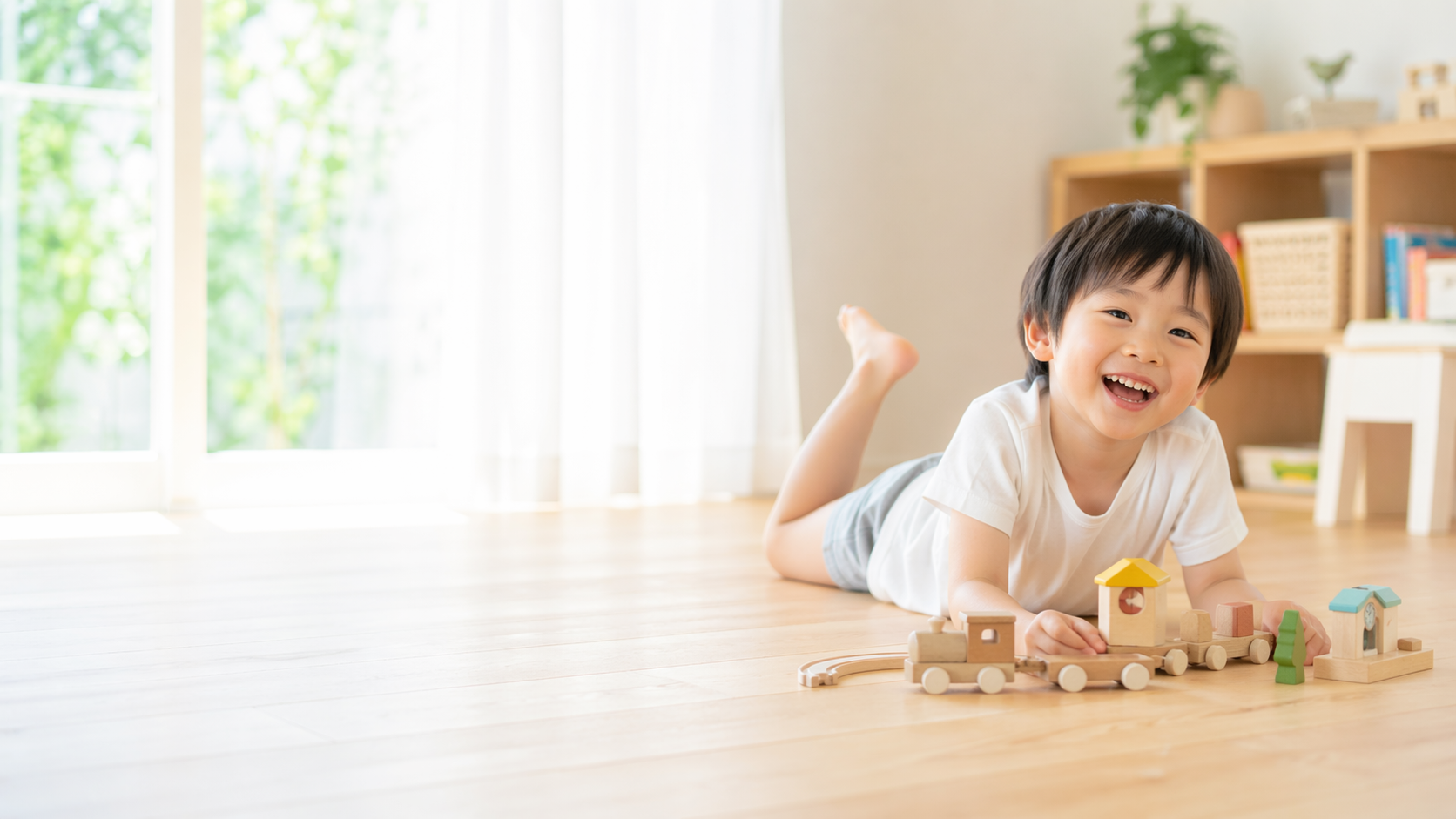 明るいリビングで過ごす親子