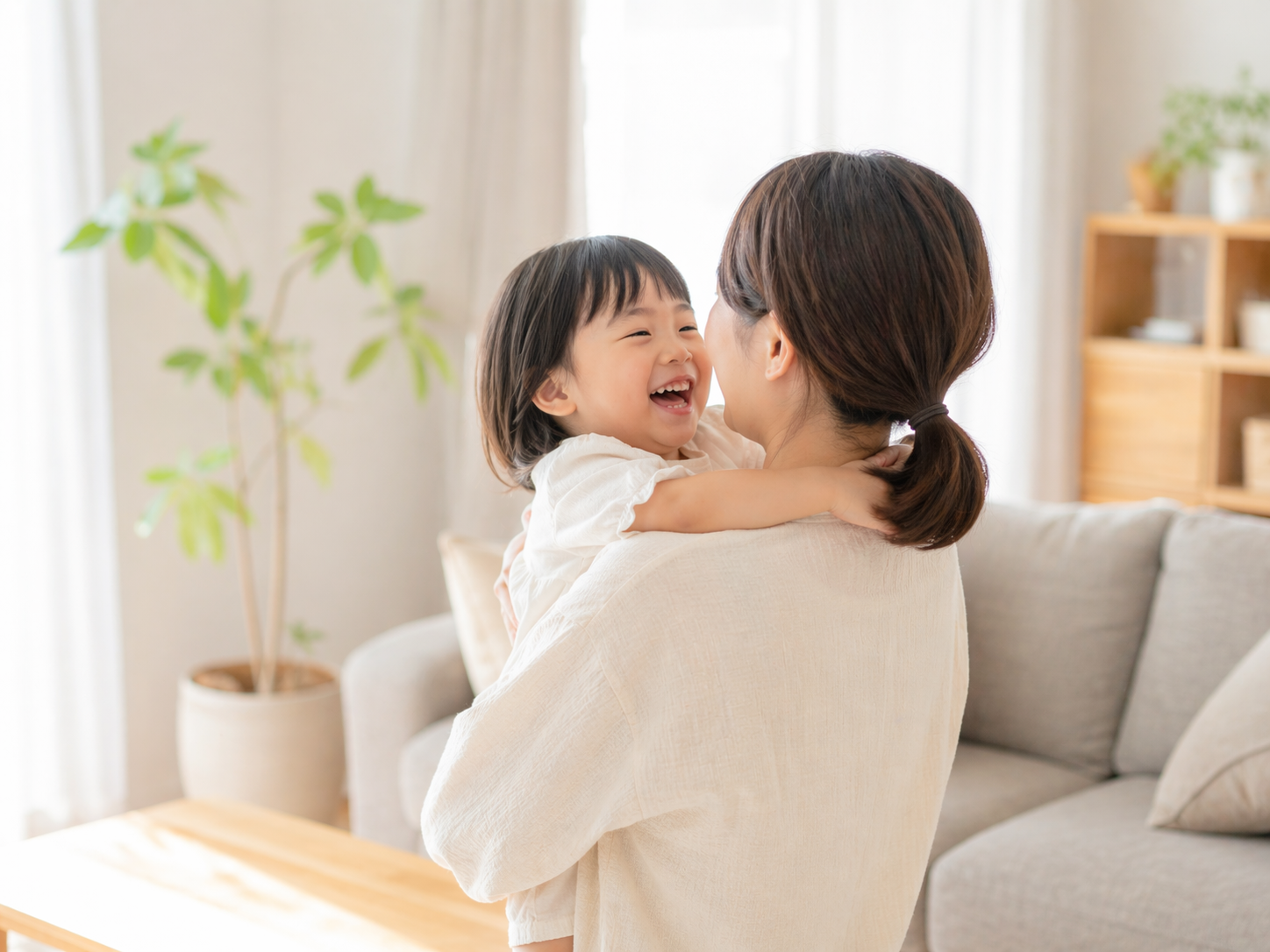 親子で笑顔で過ごす様子
